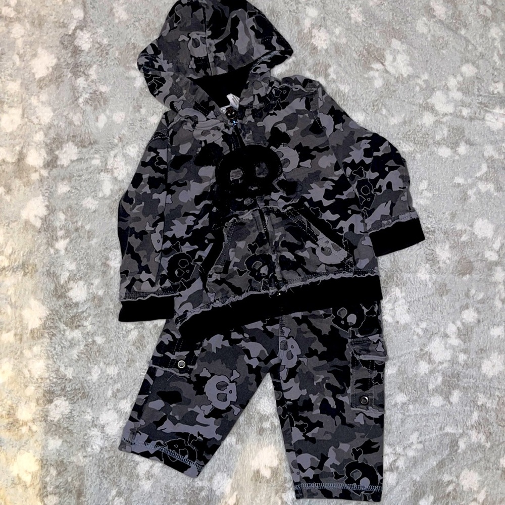 2 piece camo and skulls